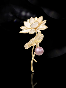 Detaillierte Nahaufnahme der Lotus-Brosche mit Goldblättern und lila Perle