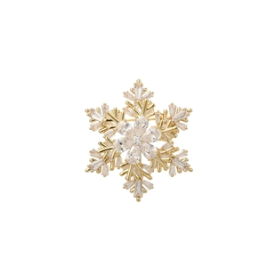 Vue détaillée d'une broche flocon de neige en finition dorée avec zircons incrustés