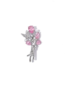 Détail de la broche bouquet avec pierres roses, perles et motif de papillon