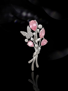 Détail de la broche bouquet de fleurs avec cristaux roses, papillon et perles blanches