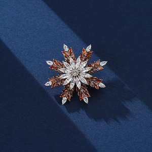 Elegant Snowflake Brooch Copper Rhinestone Inlaid Champagne Gold Pin For Women Wedding Banquet Party Clothing Accessory