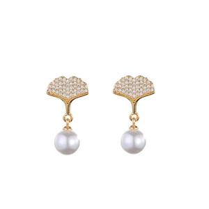 Boucles d'oreilles feuille de ginkgo dorée avec zircons brillants et perles blanches élégantes