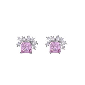 Detail von eleganten Silberohrsteckern mit rosa Zirkon und kronenförmigen Diamanten