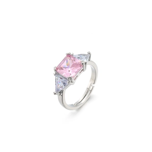 Detailansicht des rosa Zirkonia-Rings mit Seitensteinen und verstellbarem Silberband