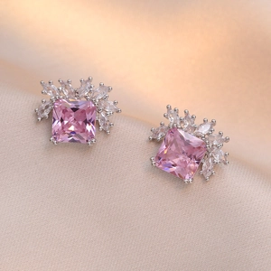 Elegante Ohrstecker mit rosa Zirkonia im Prinzessschliff auf luxuriöser Seide