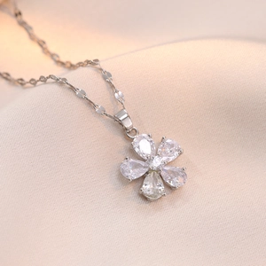 Elegante collana con pendente a fiore in zircone e acciaio al titanio su seta champagne