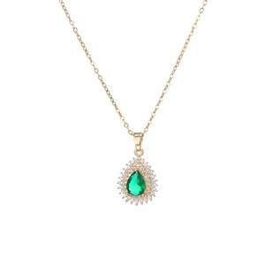 Élégant collier en or avec pierre d'émeraude en poire et pavé de zircons blancs