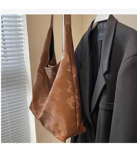 Dettaglio della borsa tote vintage marrone grande con tessuto morbido e capiente