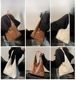 Dettagli della borsa tote grande da donna con motivo marmorizzato su sfondo di scale