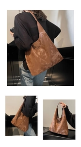 Dettaglio della grande borsa tote color caramello con texture marmorizzata lucida