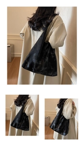 Borsa tote nera minimalista con motivi tie-dye sfumati e un elegante design triangolare