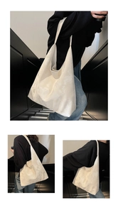 Dettaglio della borsa tote oversize crema con motivo marmoreo e ampia tracolla morbida