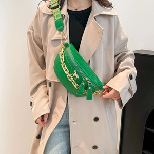 Hellgrüne Satteltasche mit Krokoprägung, goldener Kette und breitem Web-Schultergurt
