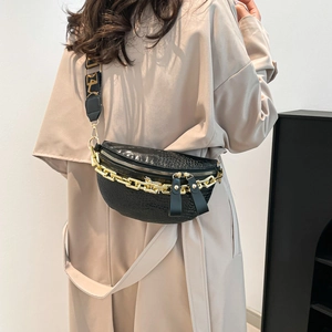 Schicke schwarze Brusttasche mit Krokodilstruktur, Goldkette und Web-Schultergurt