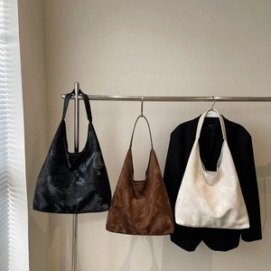 Tre borse hobo con stampa marmorizzata in nero, marrone e crema con interno capiente