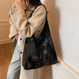 Grande borsa tote nera con motivo marmorizzato da donna con stile a spalla capiente