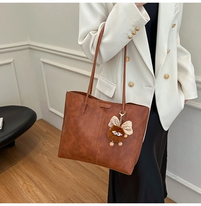 Sac fourre-tout marron vintage en similicuir avec charm peluche sur l'épaule