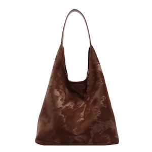 Grande borsa hobo marrone scuro minimalista con trama marmorizzata lucida e tracolla larga