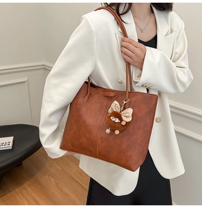 Vue détaillée du grand sac cabas vintage marron avec son charme en peluche mignon