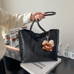 Sac Cabas en Cuir PU Vintage Grande Capacité pour Femmes Sac à Épaule Rétro Avec Pendentif Monstre en Peluche