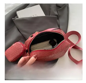 Dettaglio della capacità interna della borsa rossa intrecciata con un borsellino