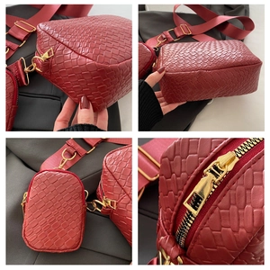 Dettagli della borsa a tracolla rossa intrecciata con pochette e cerniere dorate