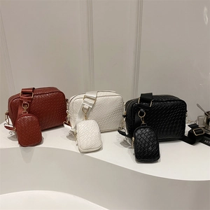 Borse a tracolla intrecciate in rosso, bianco e nero con mini portamonete tondi
