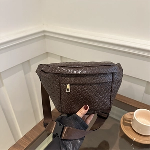 Braune geflochtene Bauchtasche aus Leder mit verstellbarem Gurt für den Alltag