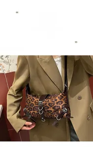 Détail du sac à bandoulière léopard avec boucles métalliques argentées et finitions en cuir