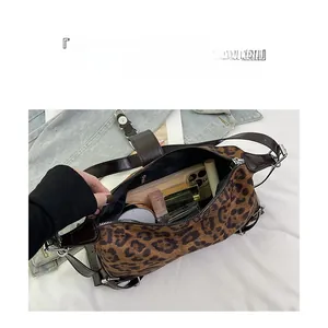 Vue détaillée du sac bandoulière léopard montrant l'intérieur spacieux et le rangement