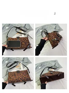 Sac léopard avec garniture en cuir présenté à côté d'un téléphone pour la taille