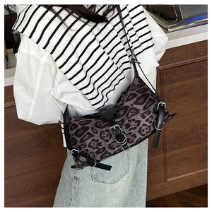 Sac bandoulière à motif léopard avec bandoulière en cuir noir et boucles argentées