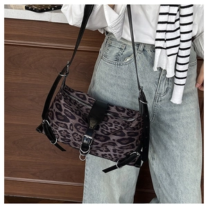 Détails du sac bandoulière léopard avec garnitures argentées et boucles au style rétro