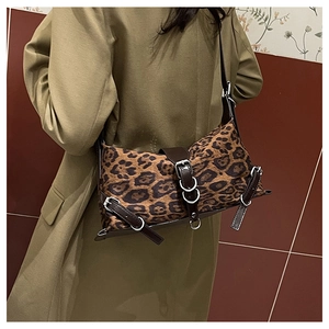 Sac fourre-tout à imprimé léopard avec bretelles en cuir marron porté par un mannequin de profil