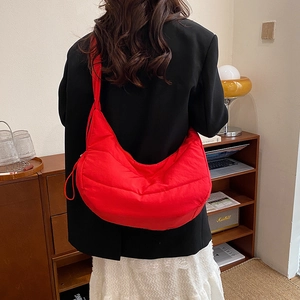Bolso de hombro rojo acolchado con diseño de media luna plisado y correa acolchada