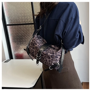 Sac bandoulière léopard détaillé avec sangles en cuir noir et boucles métalliques
