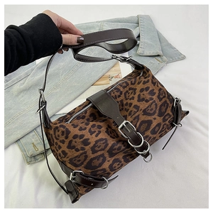Détail d'un sac léopard avec lanières en cuir et boucle métallique argentée élégante