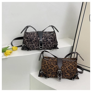 Gros plan détaillé des sacs à bandoulière léopard marron et gris avec boucles métalliques