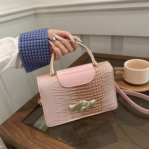Sac à Main pour Femmes Gaufrage Crocodile en Cuir Synthétique Petit Sac à Bandoulière Carré Avec Boucle Ondulée en Métal Doré et Poignée en Arc
