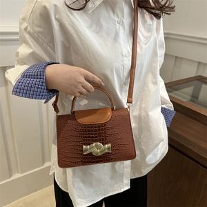 Sac à main marron à motif crocodile avec fermoir vague dorée et bandoulière réglable