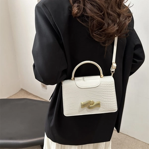 Sac à main blanc motif crocodile avec poignée en métal doré et fermoir rotatif doré
