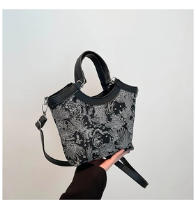 Dettaglio del tessuto floreale bianco e nero con eleganti fibbie in metallo argentato
