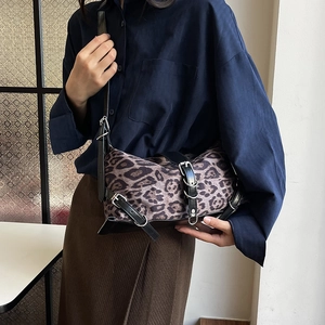 Grand sac bandoulière léopard avec lanières en cuir noir et boucles métalliques argentées