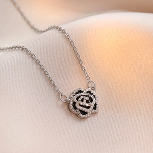 Elegante collar de acero de titanio con colgante de flor de camelia calada y circón brillante