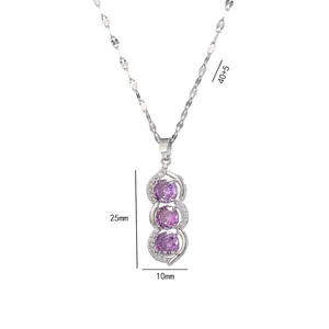 Collier élégant en titane argenté avec trois zircons violets verticaux sur fond blanc