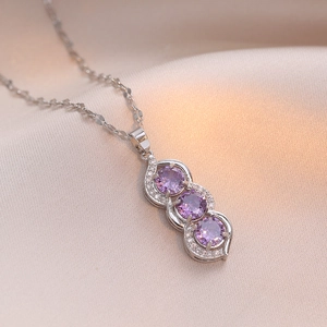 Collier avec pendentif en zircon violet en forme d'arachide en acier titane et cristaux brillants
