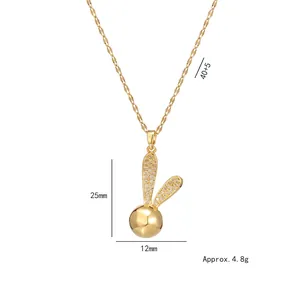 Collier avec pendentif oreilles de lapin dorées serti de zircons blancs brillants