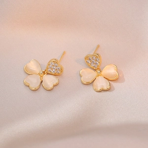 Boucles d'oreilles trèfle élégantes avec œil de chat rose et zircon en forme de cœur