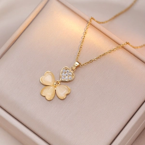 Collier élégant en or avec trèfle en pierre d'oeil de chat et petit pendentif coeur zircon