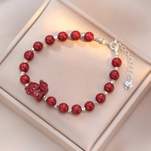 Bracelet en perles de cinabre rouge avec breloque chat porte-bonheur et sac fortune